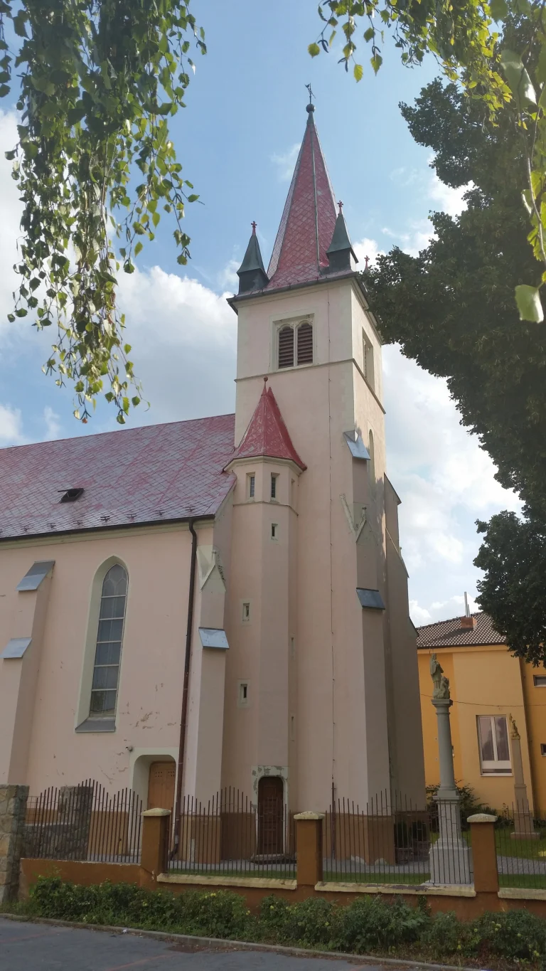 Kostol v obci Závar